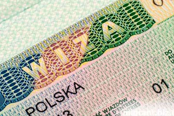 ЗМІ: Польща відновила видачу українцям робочих віз
