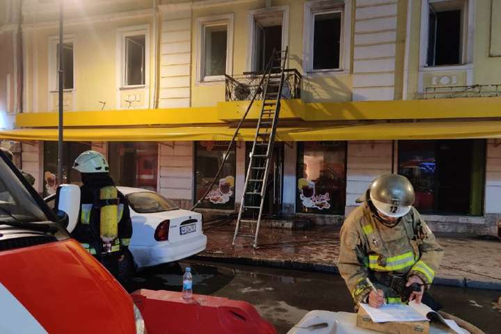 Стали відомі подробиці пожежі в ресторані на Подолі: з вогнем боролися понад вісім годин (фото)