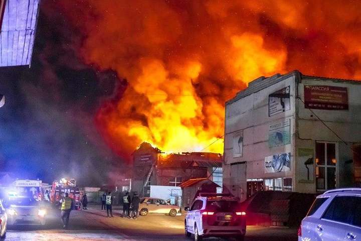 Велика нічна пожежа під Києвом: горів склад металовиробів (фото)