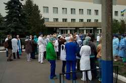 Медики лікарні №8 протестують