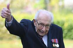 Собравшему миллионы для врачей Великобритании ветерану исполнилось 100 лет