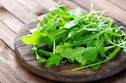 Експерти розповіли, чи безпечно зараз вживати свіжу зелень