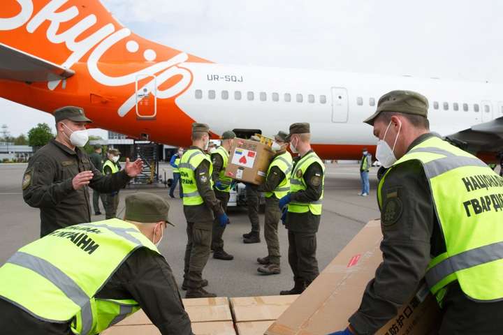 В Україну прибув літак з Китаю із засобами індивідуального захисту для медиків