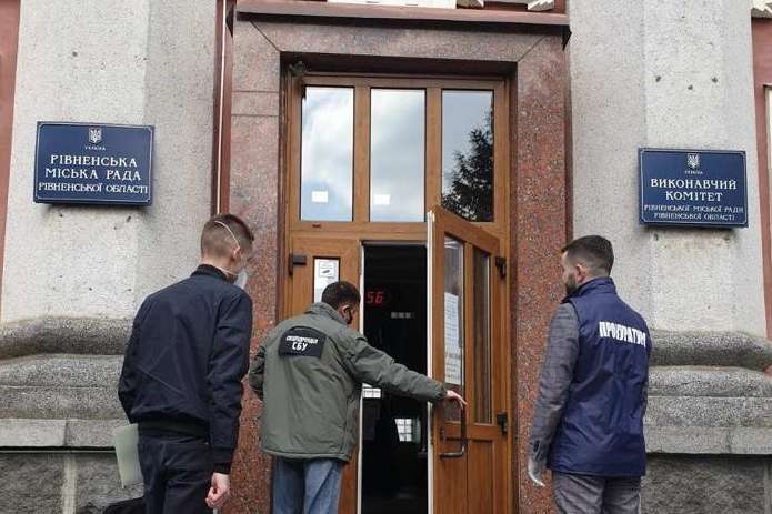 СБУ викрила на хабарі чиновника Рівненської міськради (фото)