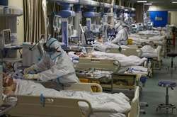 Мужчины умирают от коронавируса в два раза чаще, чем женщины, утверждают китайские ученые