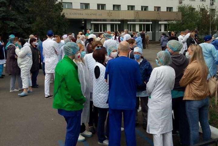 Чому медики київської лікарні вийшли на протест. Інтерв’ю з головним лікарем 