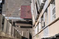 Тіло 49-річного чоловіка біля дверей шістнадцятиповерхового будинку в Одесі виявила місцева мешканка