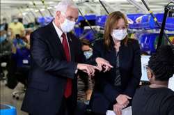 Віце-президент США після критики у ЗМІ почав носити маску