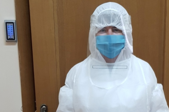 У Чернівцях запустили виробництво захисних костюмів для лікарів і щитків для обличчя