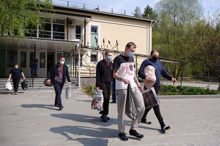 Мінреінтеграції: 14 звільнених з полону українців залишаться в лікарні