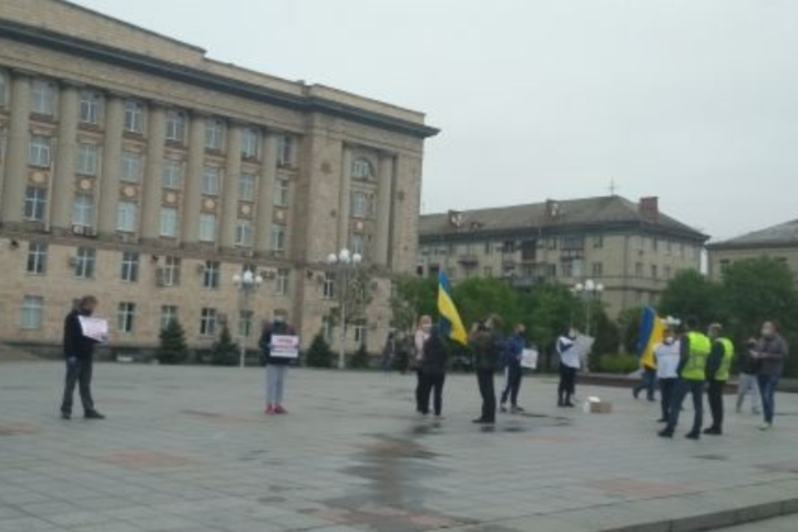 У Черкасах підприємці вийшли на центральну площу протестувати проти карантину