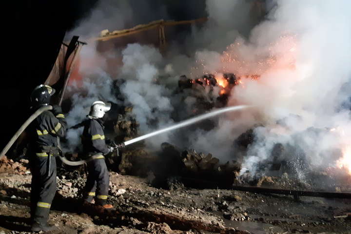 У Харкові рятувальники більше шести годин гасили пожежу на складах канатного заводу