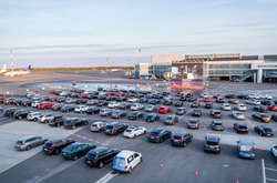  На перший сеанс автокінотеатру подивитися корейський фільм «Паразити» на екрані розміром з п’ятиповерховий будинок зібралися кілька сотень гостей 