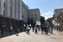  Активісти під будівлею Офісу президента вимагають послабити карантин для бізнесу і дозволити йому працювати 