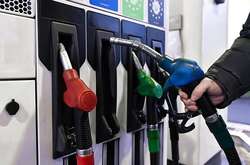 Середня ціна дизельного палива в дрібнооптовому сегменті протягом квітня впала з 16,40 до 12,70 грн /л. 