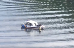 Надзвичайна подія у Києві. З моста в річку Дніпро стрибнув чоловік (відео)