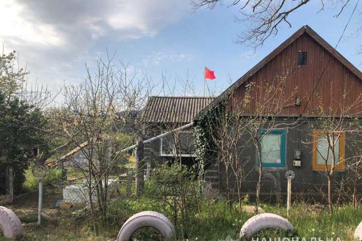 На Одещині чоловік вивісив на даху будинку радянський прапор: поліція порушила справу
