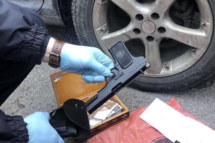 Під Києвом поліція виявила у водія-порушника зброю та наркотики (фото)