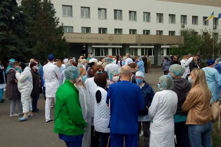 Протест медиків київської лікарні: Кличко назвав винного у низькій зарплаті лікарів