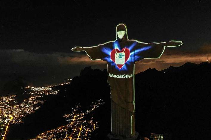 В Ріо-де-Жанейро на 39-метрову статую Христа Спасителя «одягнули» захисну маску 