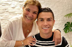 Известный футболист Криштиану Роналду с мамой Долорес