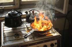 На кухні підгоріла їжа, що спричинило займання і сильне задимлення