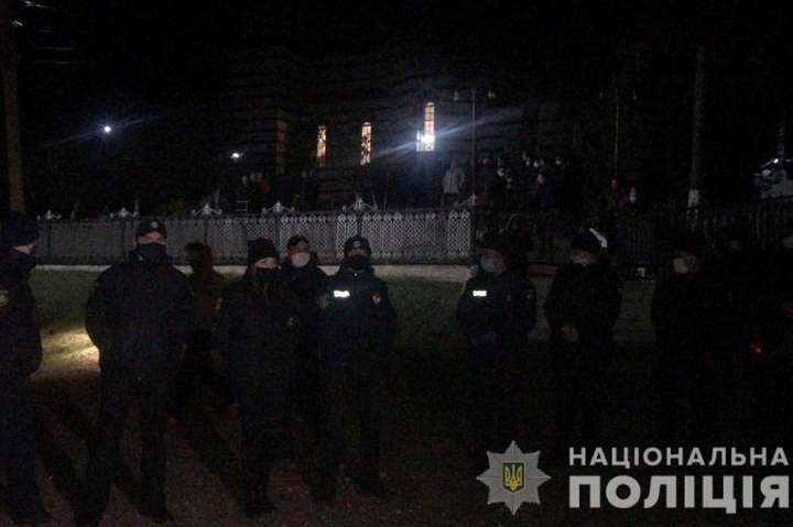 Розбороняла рота поліцейських. На Буковині під час карантину побились представники двох церковних громад