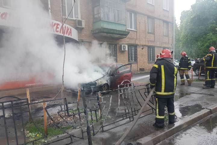 У Києві посеред дня загорівся припаркований біля будинку автомобіль (фото)