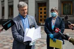 Лідер «Євросолідарності» передав керівництву Верховної Ради підписні листи за позачергове засідання