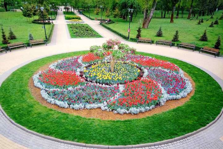 Столичні парки тонуть у квітах в очікуванні відвідувачів (фото)
