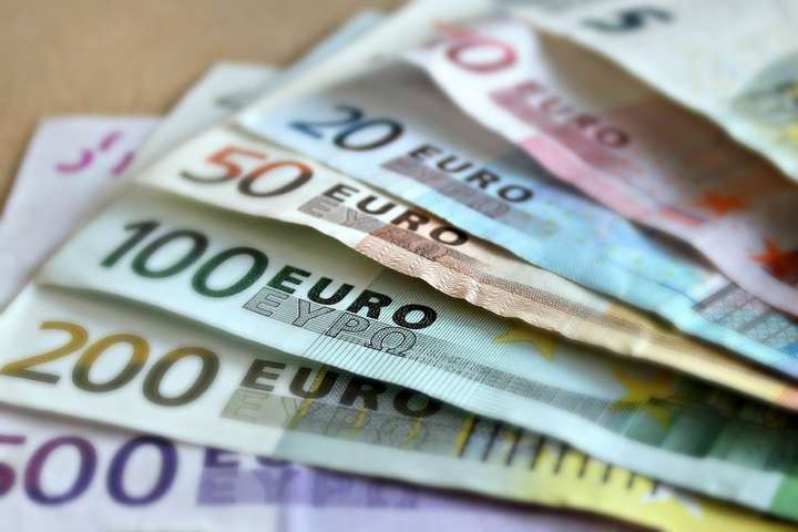 Курс евро в Украине стал дешевле
