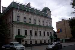 Возле посольства Королевства Испании в Украине военнослужащий НГУ заметил мужчину с гранатометом