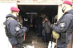 Викрадали людей і вимагали гроші: під Києвом орудувала банда, що представлялася копами (фото, відео)