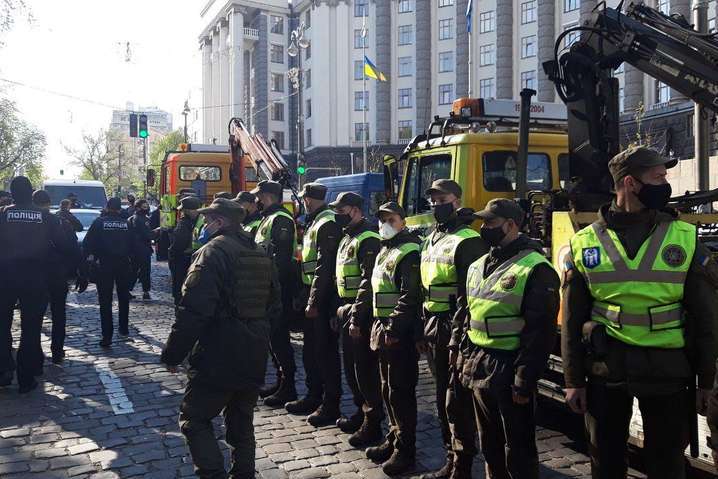 В урядовому кварталі протести: поліція стягнула сили у центр Києва