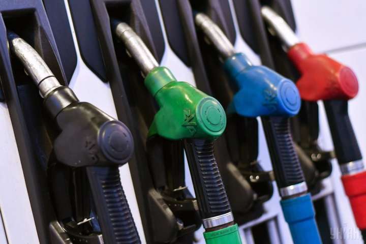 АЗС в Украине продолжают снижать цены на топливо