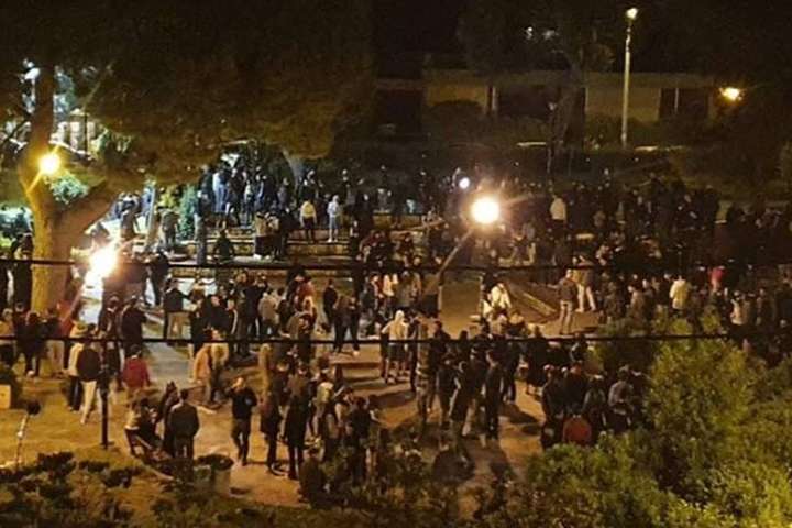 В Афінах після послаблення карантину відбулися сутички молоді з поліцією