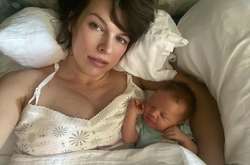 Голливудская актриса Милла Йовович с дочерью