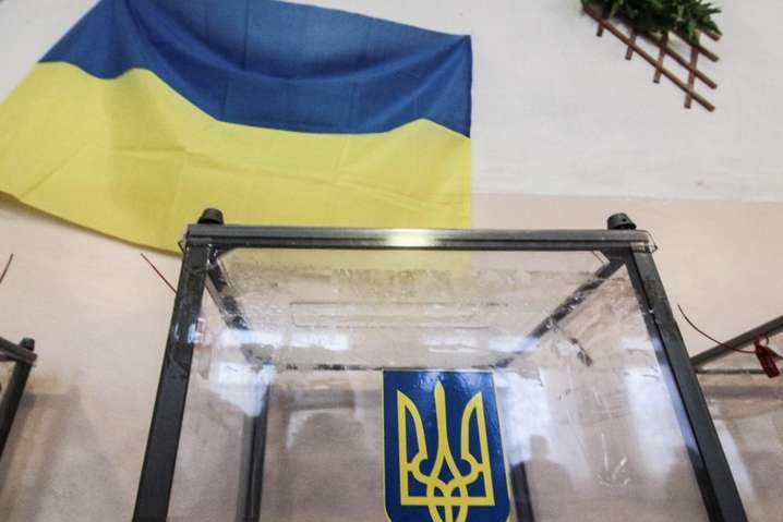 По п’ять бюлетенів в одні руки. Українців готують до місцевих виборів 