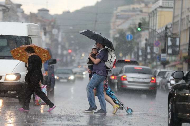 Сьогодні Україну накриють сильні дощі