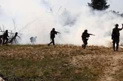 На Донбасі внаслідок ворожих обстрілів поранено українського військового