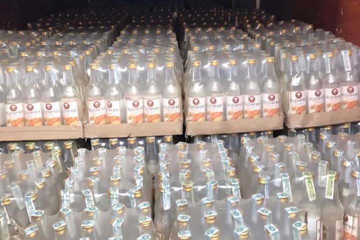 Під Києвом поліція вилучила 4 тис. пляшок горілки сумнівного походження (фото)
