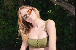 Певица Вера Брежнева родила Соню от Виталия Войченко. Однако девушка носит фамилию своего отчима Михаила Кипермана, в браке с которым у Веры появилась дочь Сара