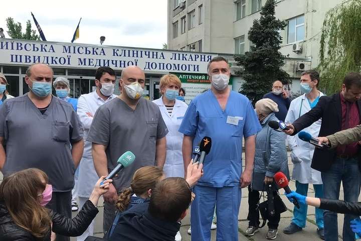 У Києві медики лікарні швидкої допомоги вийшли на протест через зниження зарплат (відео)