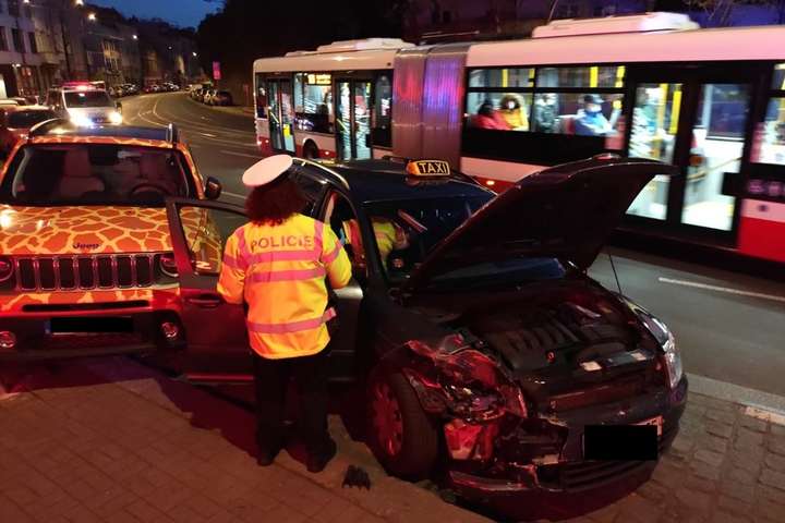 Таксі з міністром закордонних справ Чехії потрапило у ДТП, водій загинув (фото)