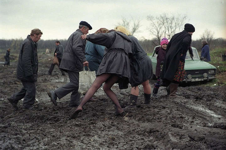 Зневіра та бідність, утоплені в алкоголі. Депресивні фото Луганська 1990-х років 