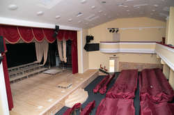 Було зведено окрему концертну залу на 350 глядацьких місць