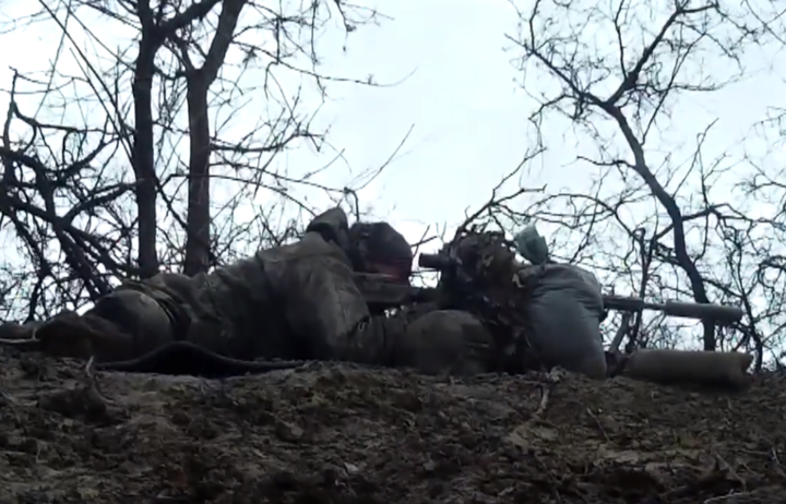 Військові показали, як «працюють» снайпери ФСБ на Донбасі (відео)