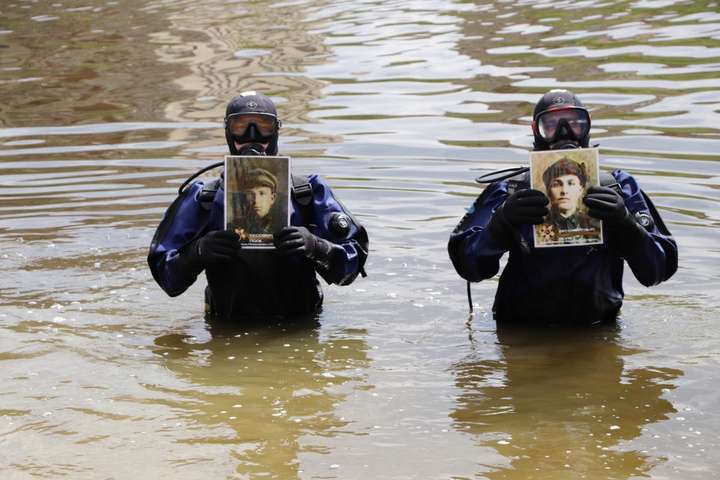 Побєдобєсіє на дні: в Росії водолази провели акцію «Безсмертний полк» під водою