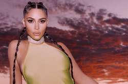 Сексуальная блондинка Ким Кардашьян в откровенном боди разлеглась на пляже