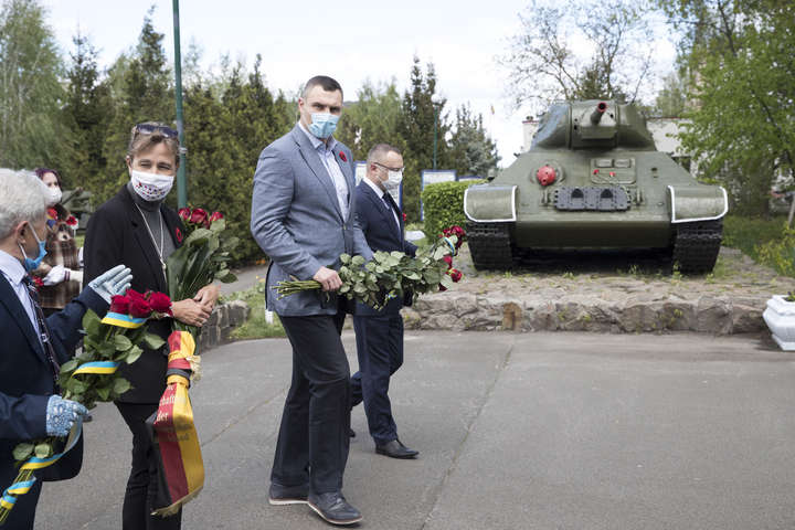 Кличко з послом Німеччини поклали квіти до пам’ятника Невідомому солдату (фото)